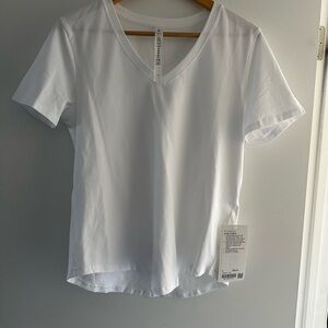 Lululemon Love V-Neck T-Shirt. Size 6. BNWT.